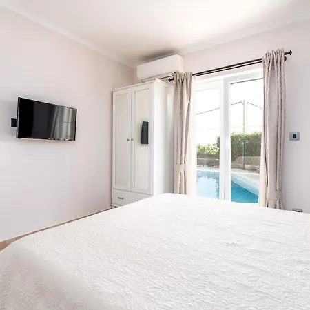 Kala-luxury Villa, Heated Pool In A Quiet Area - By Traveler Tourist Agency Krk Vila Kras