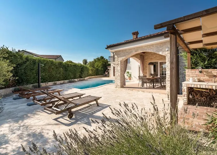 Kala-luxury Villa, Heated Pool In A Quiet Area - By Traveler Tourist Agency Krk فيلة