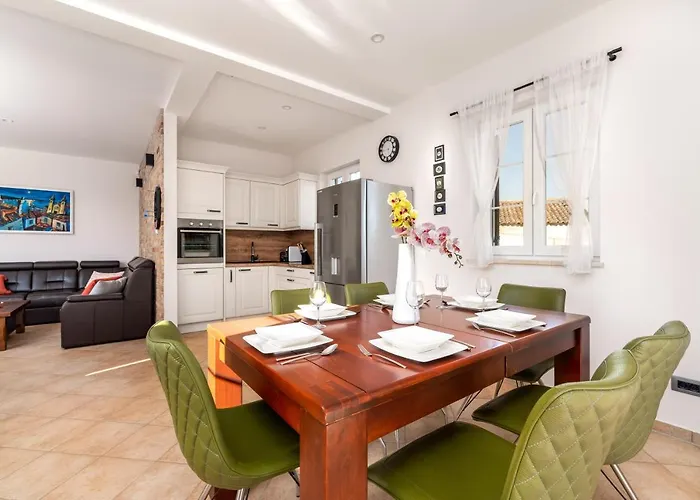 Kala-luxury Villa, Heated Pool In A Quiet Area - By Traveler Tourist Agency Krk فيلة Kras